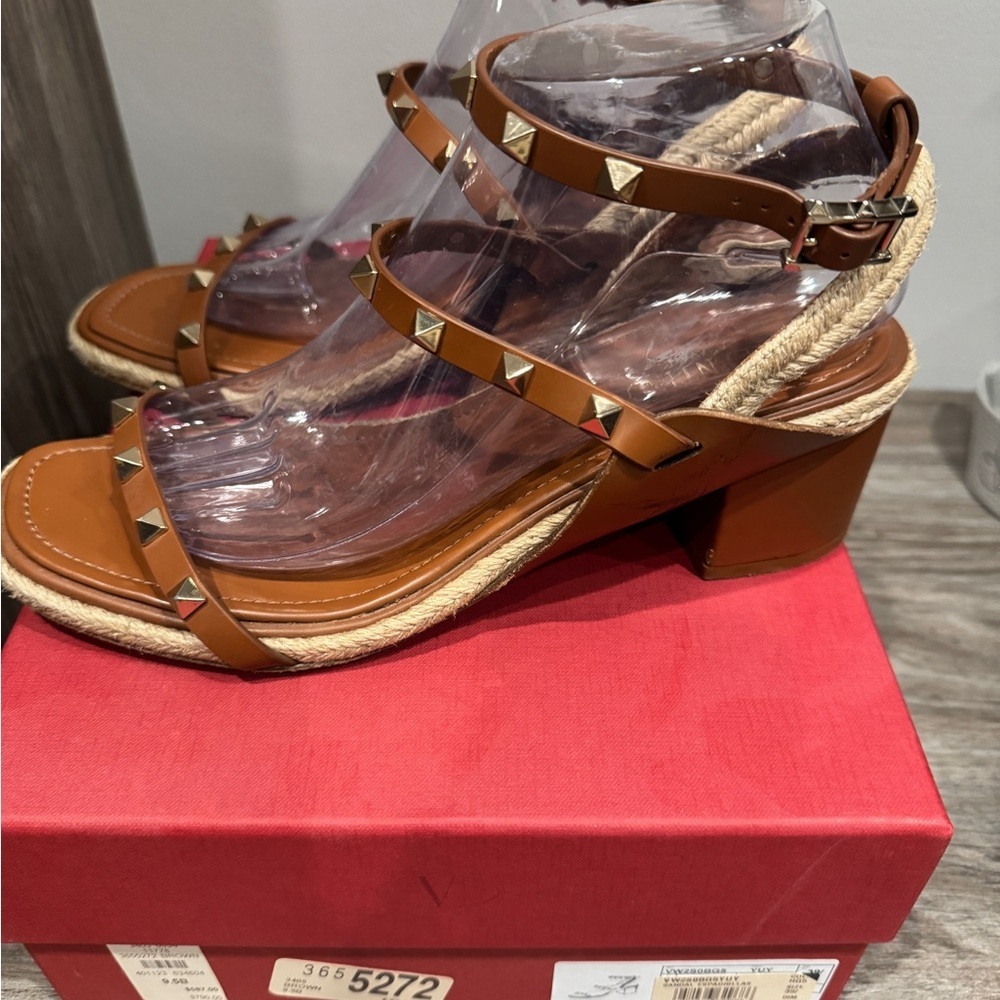 Valentino Garavani Rockstud Accent Leather T-Strap Sandal  39.5 - Picture 2 of 10